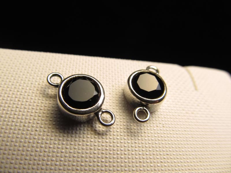 ◆高品質Silver925パーツ◆使い方様々！手作りアクセサリーのアクセントに！◆オニキス付きコネクタコンポーネント◆直径約8mm カン穴内径約1.5mm◆アンティーク仕様◆CMP138◆