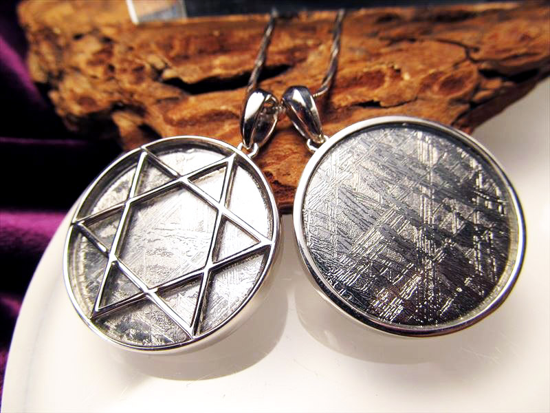 ◆激レア◆六芒星デザイン◆約4億5千万年前のミステリアスな宇宙から来た鉱物◆強力なパワーを秘めた石◆メテオライト◆ギベオン【隕石】六芒星ペンダントトップ◆Lサイズ◆Silver925◆直径約27mm◆【ナミビア・ハルダプ州産】