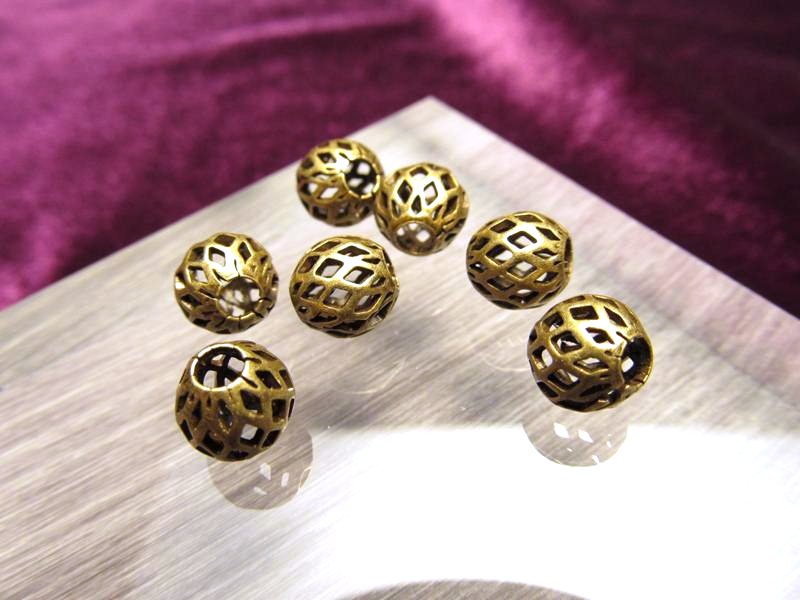◆ハイクォリティ・メタルパーツ◆スカシビーズ◆約８mm　【穴径3ミリ】◆10個入り・200円◆真鍮　ゴールド◆H13◆