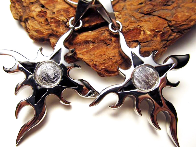 ◆希少な鉄質隕石◆フレア型彫刻◆メテオライト◆ギベオン【隕石】フレア型彫刻ペンダントトップ◆STAINLESS STEEL◆縦約53mm（バチカン含まない）◆【ナミビア・ハルダプ州産】