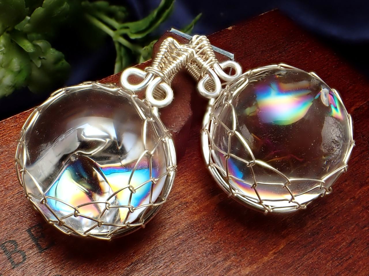 【スペシャルプライス!!】★早い者勝ち!!★虹色に輝くアイリスクォーツ★超透明天然水晶使用★希望で未来を照らす石★アイリスクォーツ【クラック入り水晶】ボール型ワイヤーラップペンダントトップ★石サイズ直径約19-22mm★シルバーカラー金具★【ブラジル産】≪2X1≫