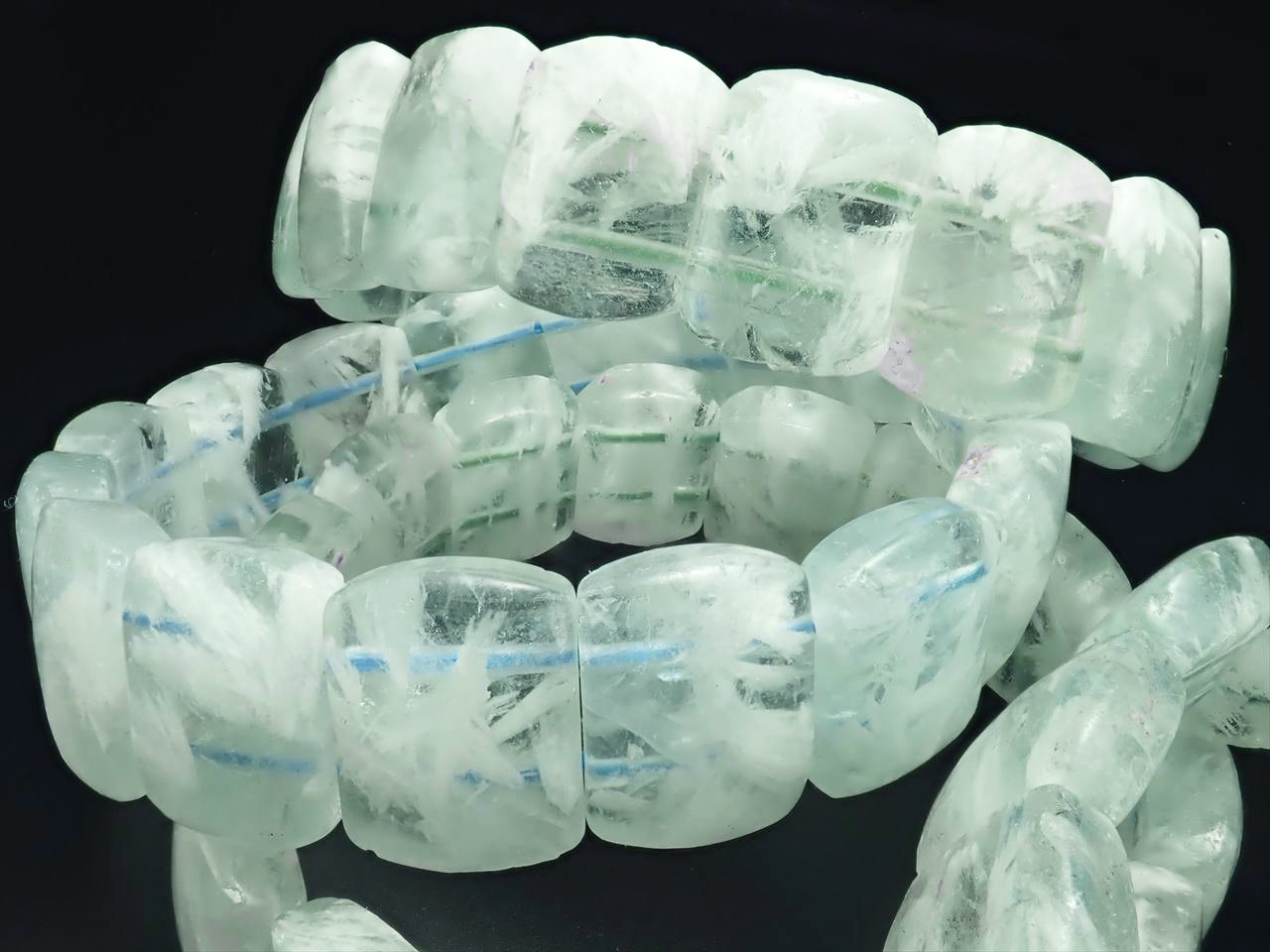 ◇優しく淡いグリーンカラー◇まるで天使の羽根◇グラム80円◇エンジェルフェザーインフローライト【石花蛍石】バングルブレスレット◇幅約16mm◇内径約16-17cm◇【中国　浙江省産】