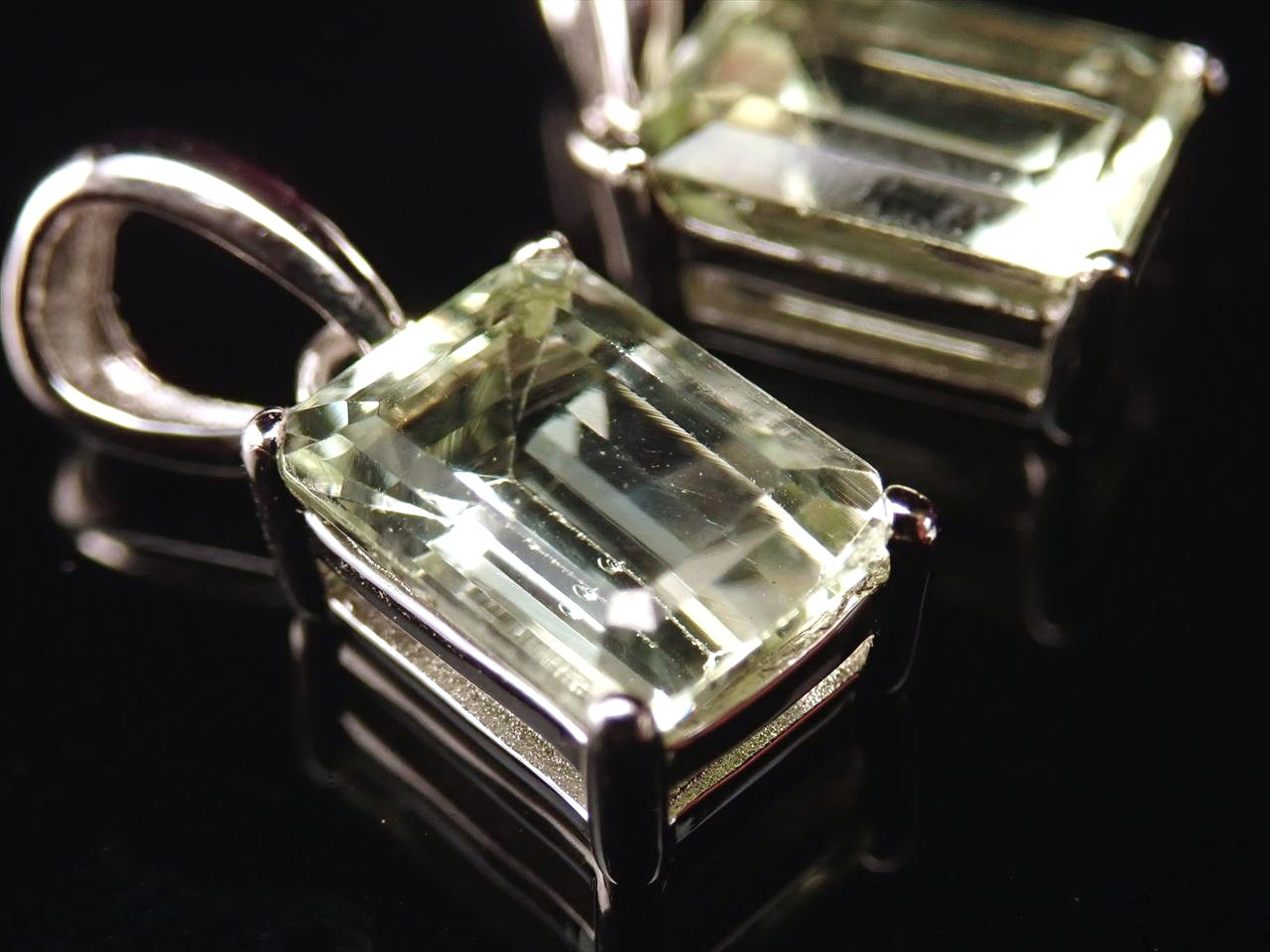 ★激レア！少量入荷★極上透明グリーン★強力な癒し・ヒーリングストーン★Silver925★ヒデナイト【リチア輝石】ペンダントトップ★スクエアカット★サイズ縦約8.5mm★【ブラジル産】