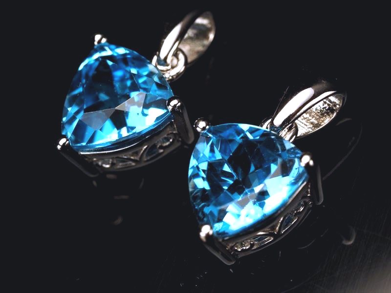 ◆極上・宝石質！◆超透明スカイブルーカラー◆Silver925◆AAAAA◆スイスブルートパーズペンダントトップ★トリリアントカット型★石サイズ縦約11mm★【ブラジル産】
