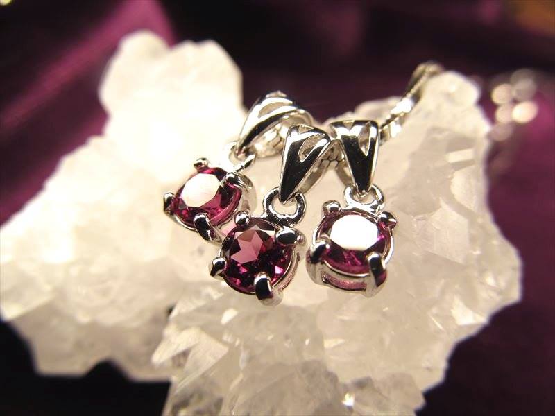 ロードライトガーネットペンダントトップ