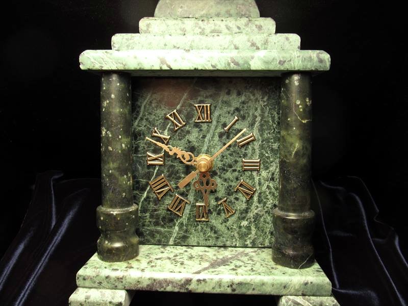 サーペンティン置き時計