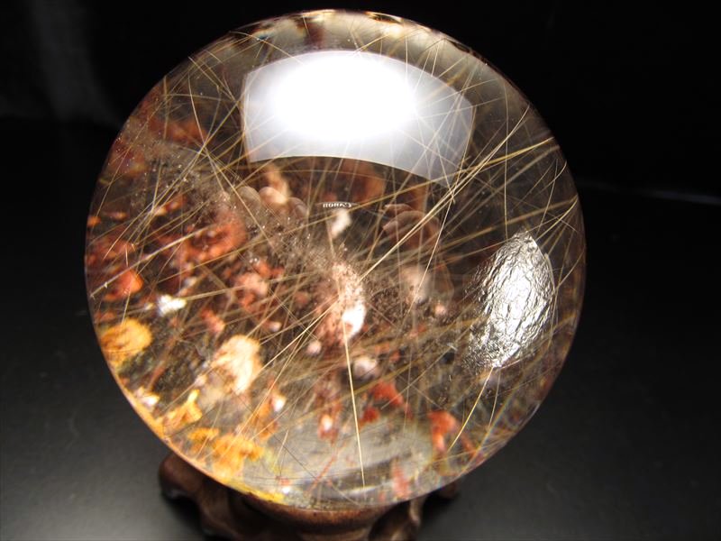 ★【バイヤー厳選！秘蔵放出】★迫力の大玉置物★超透明！繊細ゴールド針★芸術的なガーデン★限定1点物★極上！ガーデンルチルクォーツ丸玉★直径約73mm★重さ約551g★天然木製台座付き★【ブラジル産】