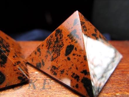 オブシディアン マホガニー ブラウン ピラミッド 置物