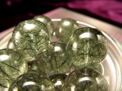 ★1粒売り★濃緑しっかり針結晶★濃いグリーン★生命力回復ルチルクォーツ★AAA+★ディープグリーンルチル バラ珠売り★11.5-12mm★【ブラジル産】