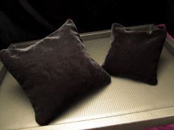 ★たっぷり天然水晶さざれ入り★丸玉・ブレスレット・アクセサリーの万能浄化★ベロア調の置物用座布団★天然水晶さざれ入り座布団★縦約10cm×10cm★厚さ約3cm★【ブラジル産】