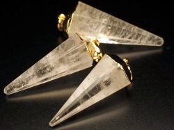 ◆激安奉仕特価！◆人気のポイント型！◆AAA天然水晶使用◆激安！1個520円◆石サイズ縦約40-45mm◆ゴールド金具◆AAA天然水晶ポイント・ペンダントトップ◆【ブラジル産】