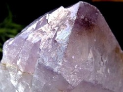 アメジスト 紫水晶 イリデッセンス 天然石 トライゴーニック