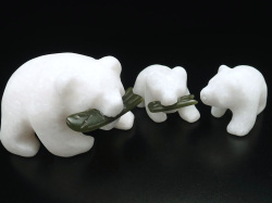 ◆ホワイトベアーファミリー◆愛くるしいキラキラ白熊置物◆まるで雪の結晶！◆白熊彫刻置物3点セット　クリスタリンライムストーン【大理石】＆カナディアンジェイド【翡翠】◆箱サイズ8cm×10cm 高さ5cm◆専用木箱付き◆【カナダ産】