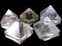 水晶 クリスタル ピラミッド 4月の誕生石 天然石