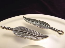 ◆高品質Silver925パーツ◆使い方様々！手作りアクセサリーのアクセントに！◆フェザーチャーム◆カン穴内径約2.5mm 縦約42mm◆アンティーク仕様◆CMP087◆