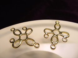 ◆高品質Silver925パーツ◆使い方様々！手作りアクセサリーのアクセントに！◆カン付きクロスコンポーネント◆縦約23mm 横約16.4mm カン穴内径約1.8mm◆18金ゴールド仕様◆CMP116◆