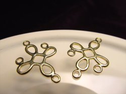 ◆高品質Silver925パーツ◆使い方様々！手作りアクセサリーのアクセントに！◆カン付きクロスコンポーネント◆縦約23mm 横約16.4mm カン穴内径約1.8mm◆14金ゴールド仕様◆CMP117◆