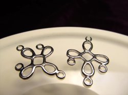 ◆高品質Silver925パーツ◆使い方様々！手作りアクセサリーのアクセントに！◆カン付きクロスコンポーネント◆縦約23mm 横約16.4mm カン穴内径約1.8mm◆ロジウム仕様◆CMP119◆