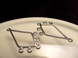 ◆高品質Silver925パーツ◆使い方様々！手作りアクセサリーのアクセントに！◆カン付き雫型コンポーネント◆縦約28.4mm 横約17.7mm カン穴内径約1.5mm◆ロジウム仕様◆CMP131◆