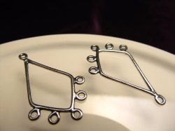 ◆高品質Silver925パーツ◆使い方様々！手作りアクセサリーのアクセントに！◆カン付き雫型コンポーネント◆縦約28.4mm 横約17.7mm カン穴内径約1.5mm◆アンティーク仕様◆CMP132◆