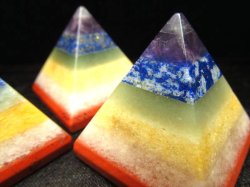 7色 7種の7層チャクラピラミッド 大人気スピリチュアルグッズ 激安1個1080円 古代インドから伝わるエネルギー補給 7チャクラピラミッド置物