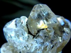 オイルクォーツ 石油入り水晶 結晶 原石
