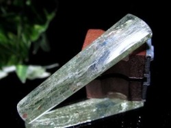 グリーンカイヤナイト 藍晶石 原石 結晶