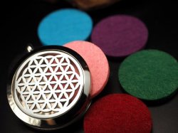 ◆癒しの香りを入れるペンダントトップ！◆ツーソン展示会商品◆透かし彫りロケットアロマペンダント ◆6色フェルト付き◆フラワーオブライフ　ステンレスパフュームペンダントトップ◆直径約30mm◆バチカン部分内側直径約6mm◆