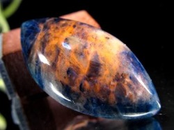 アウイナイト カボションタンブル 藍宝石 発光 カラーチェンジ