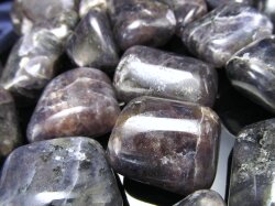 アベンチュレッセンス入りアイオライト