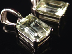 ★激レア！少量入荷★極上透明グリーン★強力な癒し・ヒーリングストーン★Silver925★ヒデナイト【リチア輝石】ペンダントトップ★スクエアカット★サイズ縦約8.5mm★【ブラジル産】