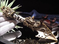 ◆限定2本！◆天珠×密教法具◆豪華！龍と馬が施された重厚な装飾◆開運＆魔除けの良好な組み合わせ◆魔障を取り除き、結界を張るプルパ◆厄除け・健康・精神安定◆1点物◆六眼天珠プルパ【金剛杭】置物◆縦約18cm◆