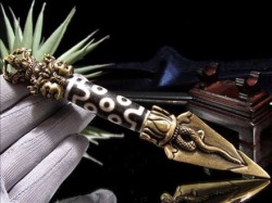 ◆数量限定入荷！◆天珠×密教法具◆豪華な大天珠◆開運＆魔除けの良好な組み合わせ◆魔障を取り除き、結界を張るプルパ◆万事好転・事業成功・蓄財富貴・良縁招来◆1点物◆七眼天珠プルパ【金剛杭】置物◆縦約14cm◆