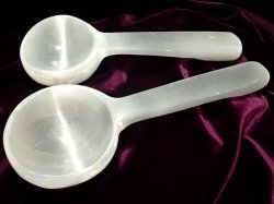 ◆人気急上昇中！◆ツーソン展示会商品◆【聖母マリアのガラス】◆シルクのような繊維質◆美品キャッツアイセレナイト（ジプサム）【透石膏】おたま(レードル)◆直径約25.5cm◆厚さ約4cm◆