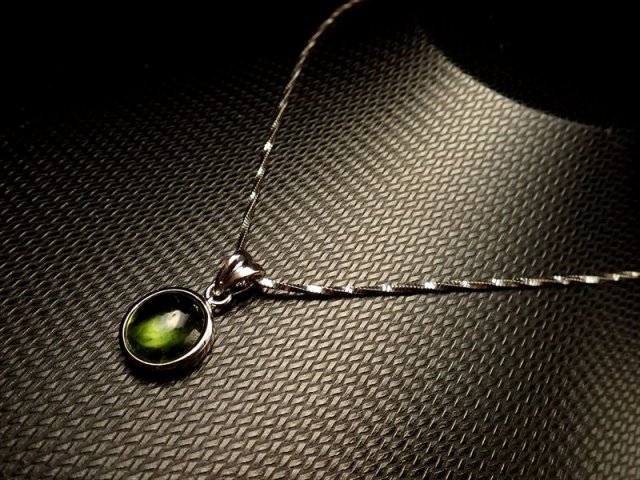 ◇極上質ストーン使用◇お値打ち価格◇ぷっくりオーバル型◇ペリドット