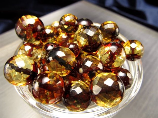 ◇希少入荷！◇ポーランド直送 天然琥珀◇透明度抜群！カット