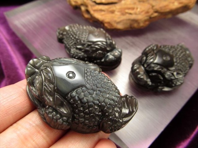 三本脚の銭蛙 置物(台付き) 招財開運 天然石三脚蛙ストラップ ネコポス