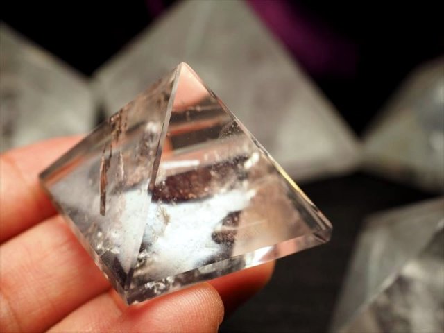 ◆良質透明！◆パワフルなピラミッドパワー◆大人気スピリチュアルグッズ！◆天然水晶ピラミッド置物◆約220-230g◆【ブラジル産】