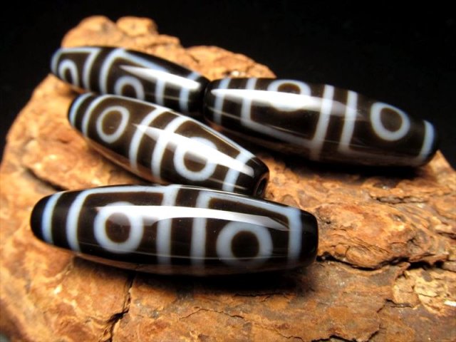 070137 結晶入り天眼模様瑪瑙天珠15＊37ミリ ☆A至純天