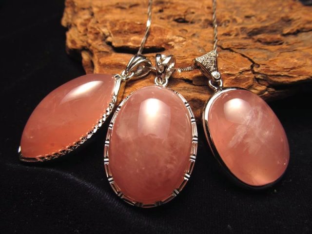 ◇極上濃いピンク◇愛とやさしさの象徴◇マダガスカル産◇超透明