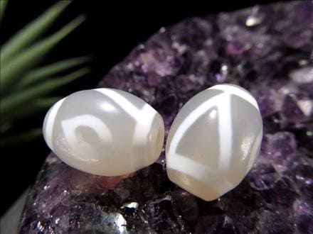 062245 青玉髄大人天珠11＊28ミリ結晶入り