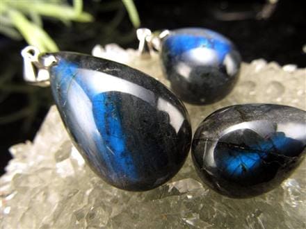 ◇極上濃色ブルーシラー◇漆黒に煌く青の輝き◇困難を打開する石  