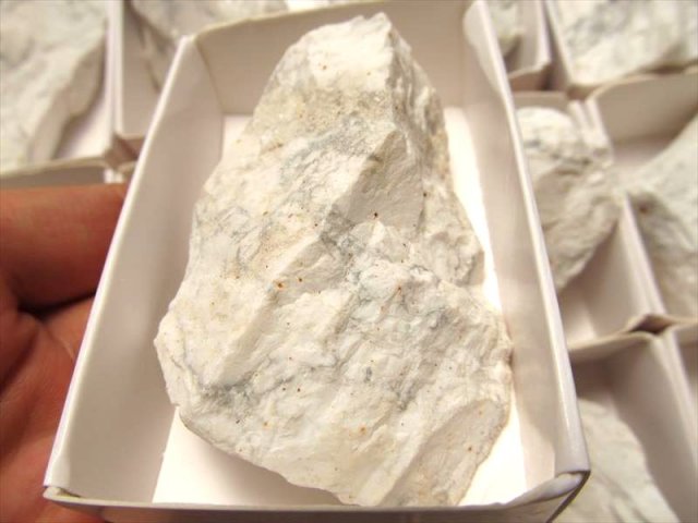 ☆限定2セット☆箱売り☆白く美しい原石☆マグネサイト【ハウライト