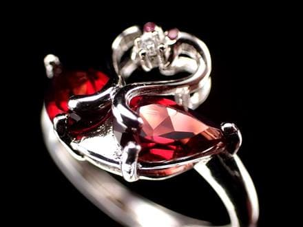 ◇濃厚レッド◇極上5A◇優雅な白鳥モチーフ◇ジルコニア装飾◇アルマン
