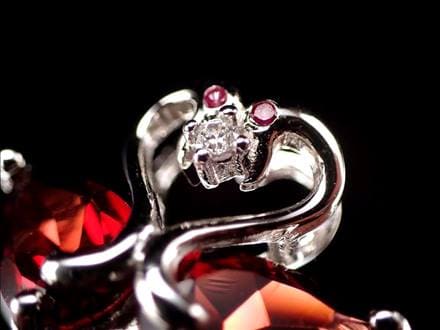 ◇濃厚レッド◇極上5A◇優雅な白鳥モチーフ◇ジルコニア装飾◇アルマン