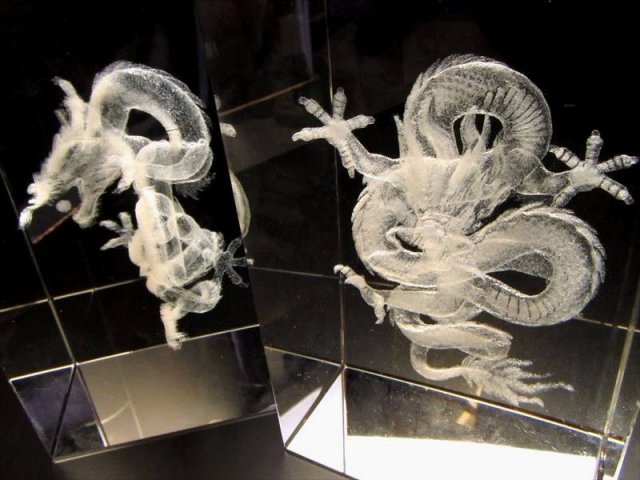 ☆クリスタルガラス雑貨・ディスプレイグッズ☆幻想的に浮かんだ龍