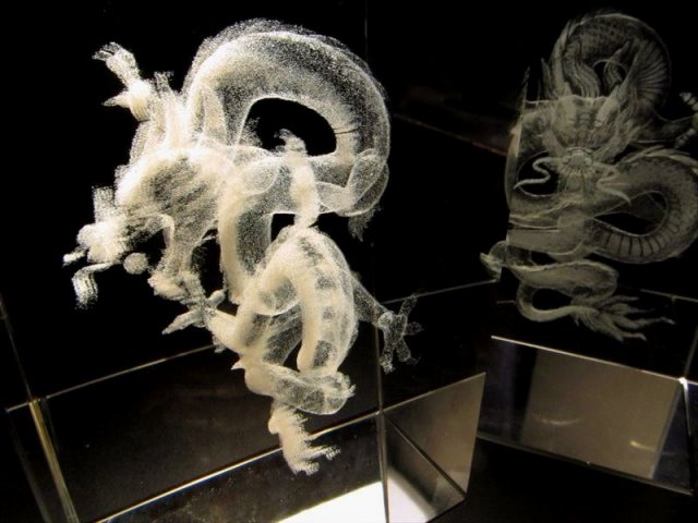 ☆クリスタルガラス雑貨・ディスプレイグッズ☆幻想的に浮かんだ龍