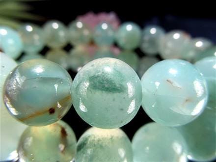 ◇国内流通極少◇ナチュラル感を楽しめる！クロム由来発色の希少石 