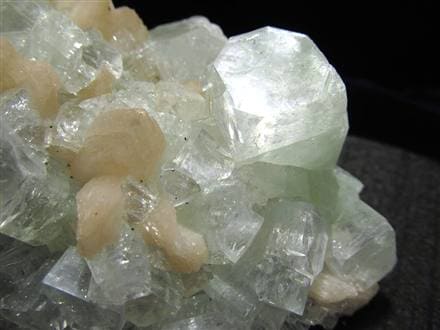 天使の水晶✨　グリーンアポフィライト　原石　魚眼石　スチルバイト　クラスター Amazon.co.jp: 天使の水晶 グリーンアポフィライト 原石 魚眼石