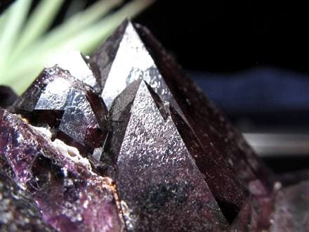 ☆漆黒に迫る濃密パープル☆鋭く立ち上がる結晶群☆重厚感あふれる☆愛